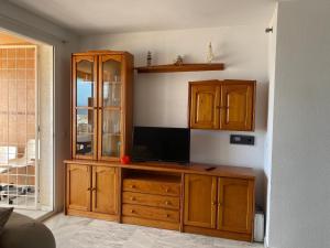 ein Wohnzimmer mit einem Fernseher auf einem Holzschrank in der Unterkunft Mirador del Puerto in Aguadulce