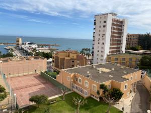 Luftblick auf ein Gebäude und das Meer in der Unterkunft Mirador del Puerto in Aguadulce