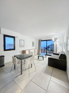 un salon avec une table et un canapé dans l'établissement Luxurious 3 Rooms, Pool, Bnbrickeys, à Beausoleil