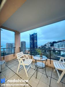balcón con mesa, sillas y vistas en Luxurious 3 Rooms, Pool, Bnbrickeys en Beausoleil