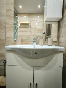 クサンティにあるPerikleous Apartmentのバスルーム(白い洗面台、鏡付)