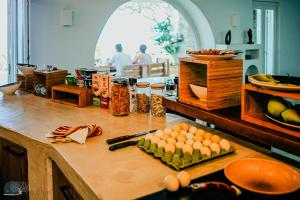Zen Blue Mills في Koundouros: طاولة مطبخ مع بيض على طاولة