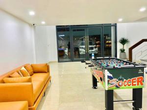 Habitación con mesa de ping pong y sofá en TaMaDu's House en Ha Long