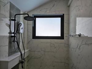 een badkamer met een douche en een raam bij Aonang Peace Pool Villa in Ban Khlong Haeng +8 foto's