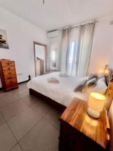 Schlafzimmer mit einem Bett, einem Tisch und einem Fenster in der Unterkunft 83/3-Lovely 1 Bedroom Penthouse in Birkirkara