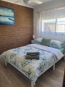 Un dormitorio con una cama grande con una almohada. en The Sturt Stay en Mulwala