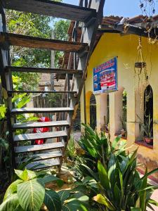 Bird House Mirissa في ميريسا: مبنى به سور خشبي في حديقة