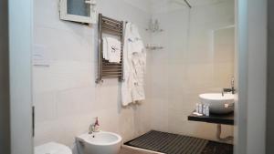 uma casa de banho com um WC e um lavatório em Scugnizzo Apartment em Nápoles