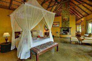 Postel nebo postele na pokoji v ubytování Motswiri Private Safari Lodge + 37 fotografií