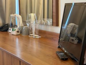 drewniany blat z blatem z telewizorem i okularami w obiekcie Room in BB - Hotel Moura Double Room n5167 w Borowcu
