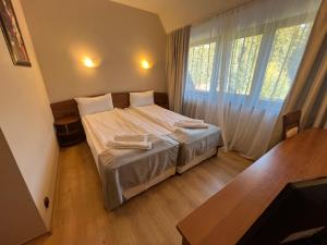 niewielka sypialnia z 2 łóżkami i oknem w obiekcie Room in BB - Hotel Moura Double Room n5167 w Borowcu