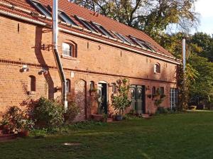 a brick building with plants in front of it at Ferienhaus Ferienscheune Kümmernitztal in Grabow