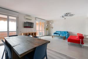 - un salon avec une table et des chaises en bois dans l'établissement Bright Apartment with balcony and terrace, à Milan