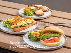 tres platos con sándwiches y verduras en una mesa en sequence SUIDOBASHI - Tokyo en Tokio