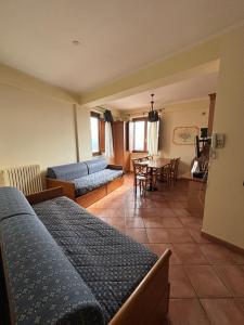 un soggiorno con divano e tavolo di Residenza Vallefiorita a Rocchetta a Volturno
