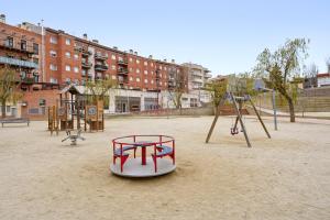 ein leerer Spielplatz mit Schaukel und Spielset in der Unterkunft Encantador loft in Sant Sadurní dʼAnoia