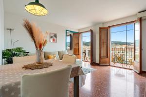 a living room with a table and a couch at Encantador loft in Sant Sadurní dʼAnoia
