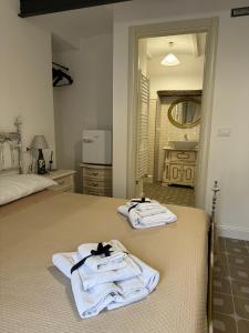 duas toalhas sentadas numa cama num quarto em La Dimora Di Teresa em Lanciano