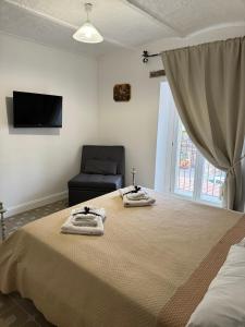 um quarto com uma cama com duas toalhas em La Dimora Di Teresa em Lanciano