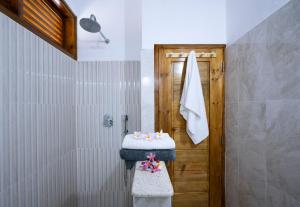 Baño con aseo y toalla en Sunbird Villas en Glacis