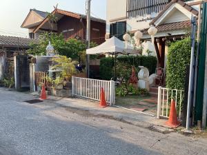 una calle con conos naranjas delante de una casa en Puak Taem Boutique Hotel, en Chiang Mai