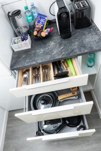 Un cajón de cocina lleno de muchos utensilios de cocina. en Schöne Wohnung 008 am See mit Wi-Fi & Netflix, en Bielefeld 29 fotos más