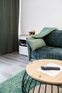 uma sala de estar com um sofá e uma mesa em Schöne Wohnung am See mit Wi-Fi & Netflix em Bielefeld