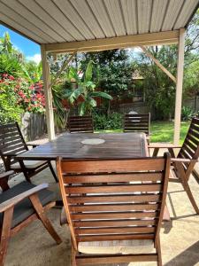 una mesa de madera y sillas en un patio en Perfectly located house with a big backyard., en Castle Hill