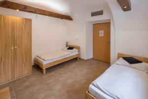 a bedroom with two beds and a door to a room at Workers Apartment für die besten Monteure in Leoben und Bruck an der Mur in Oberaich