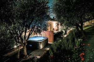 een huis met een bad voor een tuin bij Naboo Verona Luxury Suites in Verona