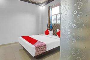 um quarto com uma cama e uma janela em OYO Flagship 87416 Hotel Moonstar em Ghaziabad