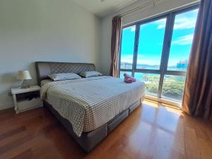 - une chambre avec un lit et une grande fenêtre dans l'établissement Sunrise Suite Premier Seaview D5 Imago 3 bedroom Loft D above Imago Shopping Mall, à Kota Kinabalu