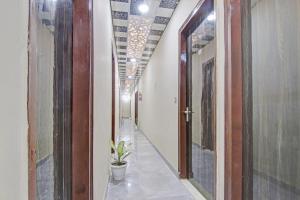 um corredor com uma planta no meio de um edifício em OYO Flagship 87416 Hotel Moonstar em Ghaziabad