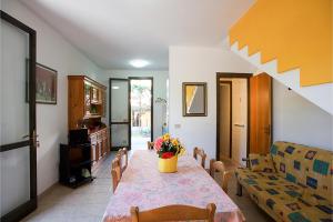 sala de estar con mesa, sillas y sofá en Villetta Dei Pini With Pool in Residence - Happy Rentals, en Melendugno