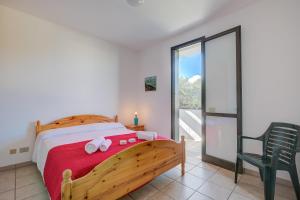 1 dormitorio con 1 cama, 1 silla y 1 ventana en Villetta Dei Pini With Pool in Residence - Happy Rentals, en Melendugno