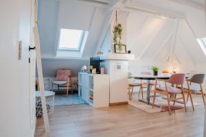 a room with a table and chairs and a dining room at North Sea's White Shelter - 4 personnes in Koksijde