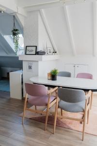 a dining room with a table and chairs at North Sea's White Shelter - 4 personnes in Koksijde