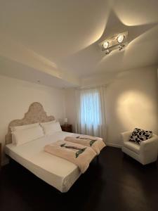 una camera da letto con un letto grande e una finestra di Ada Canal House a Chioggia