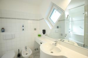 Koupelna v ubytování Inselhotel kleiner Bodden + 37 fotografií