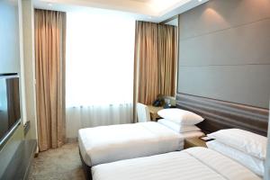 Un pat sau paturi într-o cameră la Kew Green Hotel Mongkok
