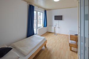 a bedroom with a bed and a desk and a window at Workers Apartment für die besten Monteure in Leoben und Bruck an der Mur in Oberaich