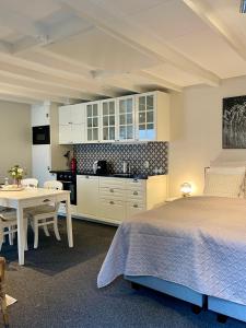 una camera con letto e tavolo e una cucina di Bella Gelria a Wezep