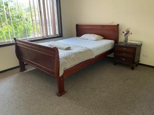 1 dormitorio con 1 cama, vestidor y ventana en G.Villa King Bedroom Adjacent to Parks and Bus Stations en Melbourne