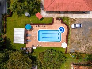 Chorro Seco的住宿－Hotel Campestre Cafetal - Quindio - EJE CAFETERO，享有带游泳池的房屋的空中景致