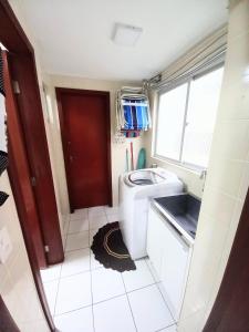 Baño pequeño con aseo y lavamanos en Apto 4 quartos em BC com garagem enorme, cabem 2 carros pequenos, en Balneário Camboriú