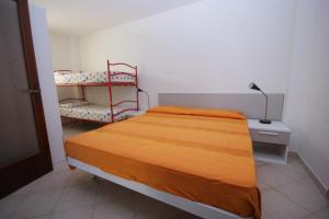 ein kleines Schlafzimmer mit einem Bett und einem Regal in der Unterkunft 67 Bellaria Bilocale vicino al mare in Bellaria-Igea Marina