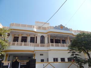 un gran edificio blanco con balcón en Vishal Villa, en Jaipur