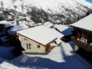 eine Luftansicht eines schneebedeckten Hauses in der Unterkunft Chalet Des Encombres - Pièces 314 in Saint-Martin-de-Belleville