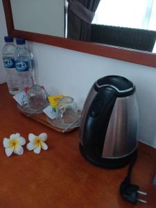 Kemudahan buat kopi dan teh di Pudak Sari Unizou Hostel
