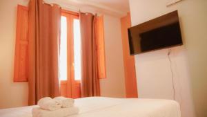 Una habitación de hotel con una cama con toallas. en APARTMENTS LA LONJA DE LA SEDA, en Valencia